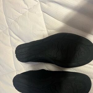 Sketchers air, cold, arch fit black slip on shoes